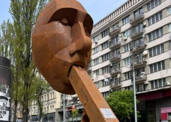 “Zaстрелись”: українці посилають путіну чіткий меседж через дотепну інсталяцію (ФОТО)