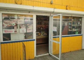 У Дніпрі група невідомих людей намагалася незаконно демонтувати торгівельні павільйони на ринку
