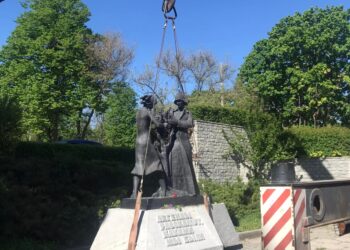 У Дніпрі демонтували пам’ятник комсомольцям та радянську стелу (ФОТО)