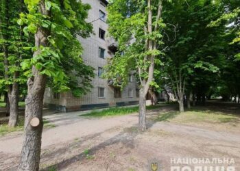 У Нікополі чоловік викинув свого знайомого з балкону