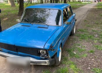 У Дніпрі затримали п’яного водія без прав, який врізався в огорожу
