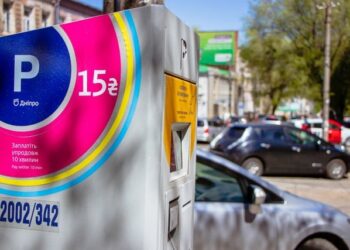 Частину паркувань у центрі Дніпра знову зробили платними
