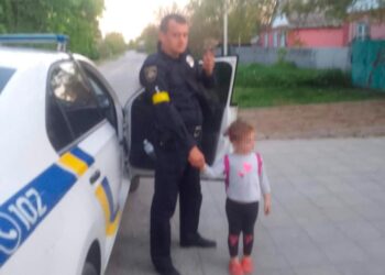 Йшла пішки вздовж узбіччя автодороги: на Дніпропетровщині поліцейські знайшли маленьку дівчинку