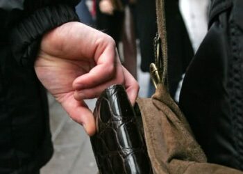 У Дніпрі затримали чоловіка, який викрав у 74-річної бабусі гаманець в громадському транспорті