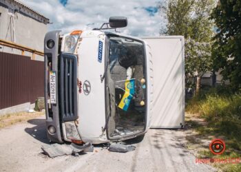 Відмовили гальма: у Дніпрі перекинулася вантажівка (ФОТО)