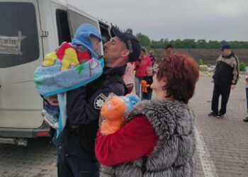 Поліцейські Дніпропетровщини евакуювали мирних мешканців з Бахмуту