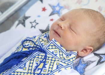 У Дніпрі новонародженим малюкам подарували їхні перші вишиванки   