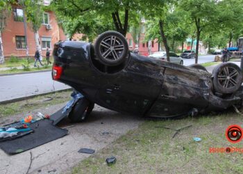 Жахливе ДТП у Дніпрі: авто перевернулося на дах (ФОТО)