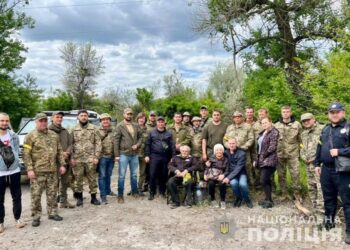 Поліція Дніпра розшукала 83-річних бабусю з дідусем, які загубилися у лісі