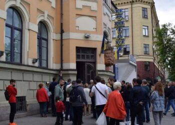 У центрі Дніпра утворилася кілометрова черга за новою маркою (ФОТО)