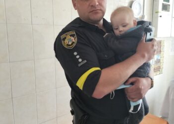 На Дніпропетровщині розшукують горе-матір, яка залишила на п’яного батька чотирьох маленьких дітей