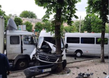 Вантажівка протаранила дві маршрутки: у Кам’янському сталася жахлива ДТП (ФОТО)
