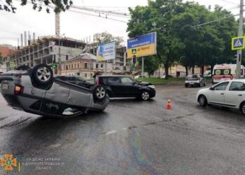 У Дніпрі автомобіль перекинувся на дах: подробиці від рятувальників (ФОТО)