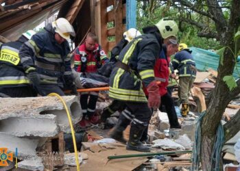 У Новоселівки літнього чоловіка затисло між конструкцій будинку (ФОТО)