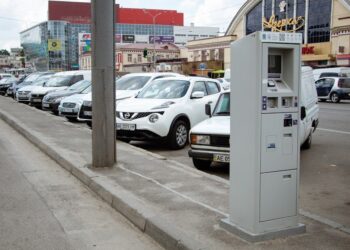 У Дніпрі частково відновлюється платне паркування