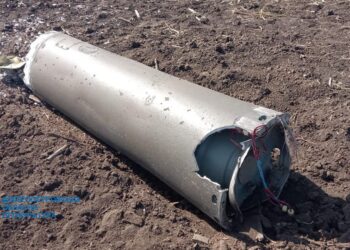 Прокуратура показала уламки величезної ракети, яка вдарила по Синельниківському району (ФОТО)