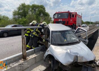 Смертельна ДТП на мосту у Павлограді: ВАЗ влетів в огорожу