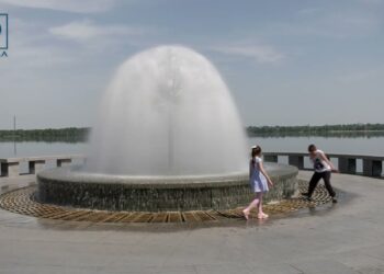 Сезон розпочато : у Дніпрі запустили фонтани