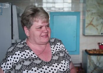 В одному з сіл Святовасилівської громади працівниці дитсадка готують для наших захисників