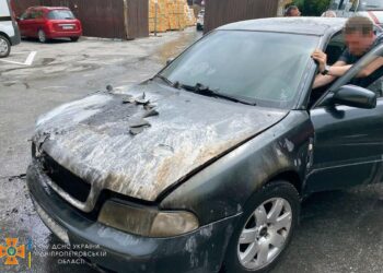У Дніпрі посеред вулиці запалала автівка