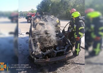Тушили шестеро рятувальників: у селищі Слобожанське загорівся легковик (ФОТО)