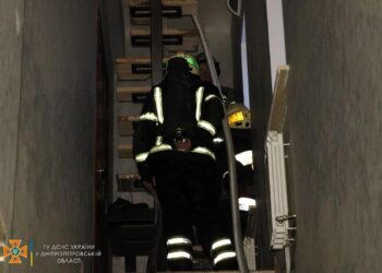 Вночі у Дніпрі палав двоповерховий будинок: постраждав чоловік