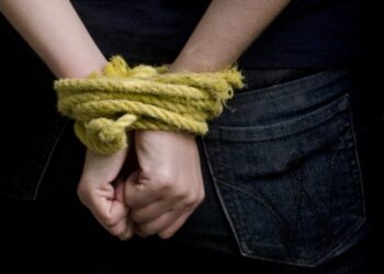 Російські загарбники масово викрадають чоловіків на тимчасово окупованих територіях і вимагають викуп