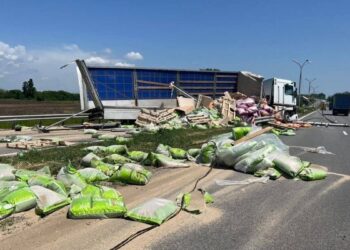 Вантаж по всій дорозі: на Дніпропетровщині фура врізалася у відбійник (ФОТО)