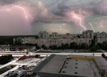 Дніпро гремить та сяє: у Мережі з’явилися неймовірні фото блискавки