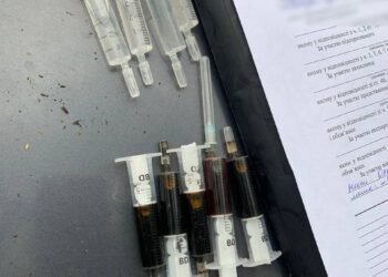 У Дніпрі у пасажира таксі виявили дев’ять шприців з невідомою рідиною (ФОТО)