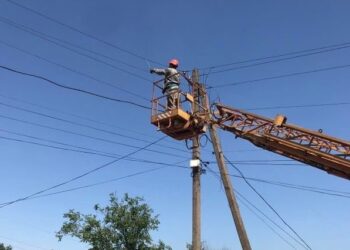 Енергетики Дніпропетровщини повернули світло для майже 10 тисяч сімей, які постраждали через бойові дії та негоду