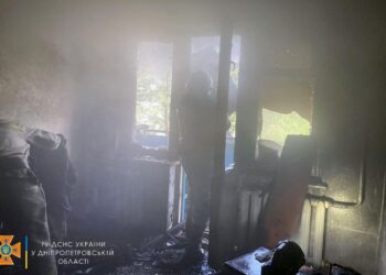 У Тернівці рятувальники майже годину ліквідували пожежу в багатоповерхівці (ФОТО)