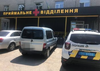 На Дніпропетровщині поліцейський допоміг матері з дитиною дістатися до лікарні