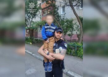 У Дніпрі патрульні повернули 5-річного мандрівника батькам