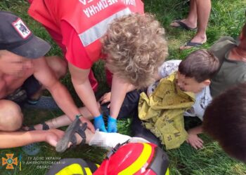 У Кривому Розі рятували 12-річного хлопчика, який напоровся на металеву огорожу 