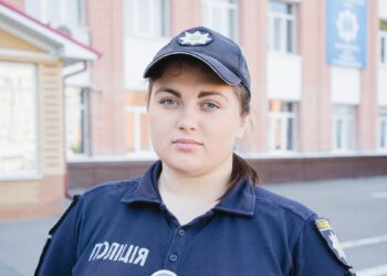 У Дніпрі майбутня поліціянтка затримала неадекватного чоловіка, який кидався на перехожих із арматурою