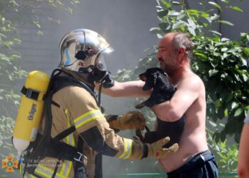 У Дніпрі надзвичайники врятували життя собачці, яка залишилася у палаючій квартирі