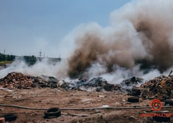 Дим огорнув весь район: у Дніпрі палає звалище сміття