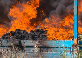 Стовп диму видно здалеку: на виїзді з Дніпра сталася сильна пожежа