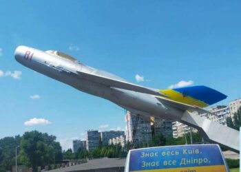 У Дніпрі зробили патріотичним пам’ятник-літак (ФОТО)