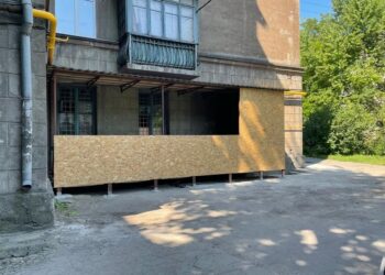 У Дніпрі знесли незаконний балкон-страховисько (ФОТО) 