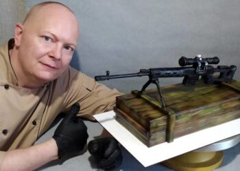 Кондитер з Дніпра зробив торт у формі снайперської гвинтівки