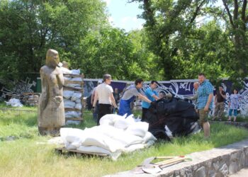 У Дніпрі тимчасово «роздягли» кам’яних баб коло історичного музею 