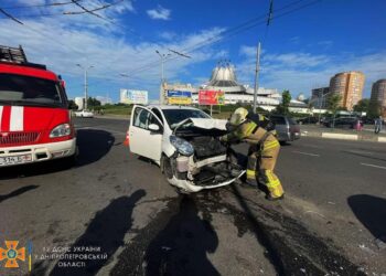 Жорстка ДТП у центрі Дніпра: є постраждалі   