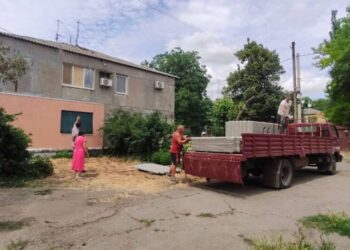 В Апостоловому вже ремонтують пошкоджене рашистами житло 
