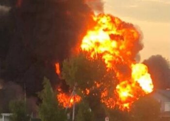 Щойно вибухнув резервуар з паливом у Новомосковському районі: подробиці ворожих обстрілів Дніпропетровщини 