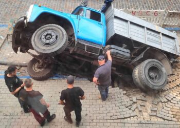 У центрі Дніпра вантажівка пішла під землю (ФОТО)