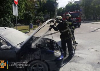 Дніпровські вогнеборці ліквідували займання у легковому автомобілі