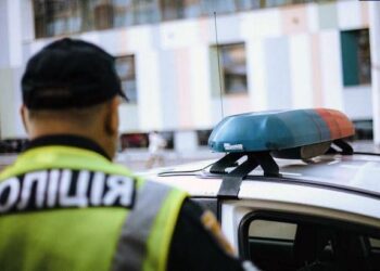 У Кам’янському викрадача крекерів прив’язали скотчем до стовпа