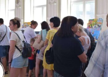 У Дніпрі вишикувалися у черги за новою поштовою маркою “Мрія” 